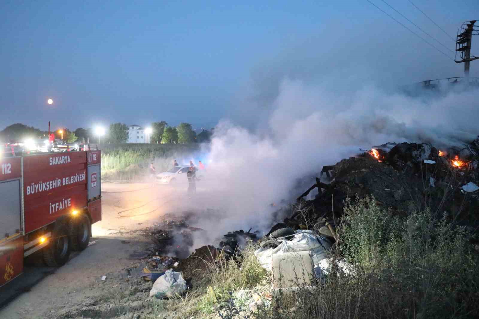 Sakarya’da korkutan yangın: Dumanlar mahalleyi kapladı
