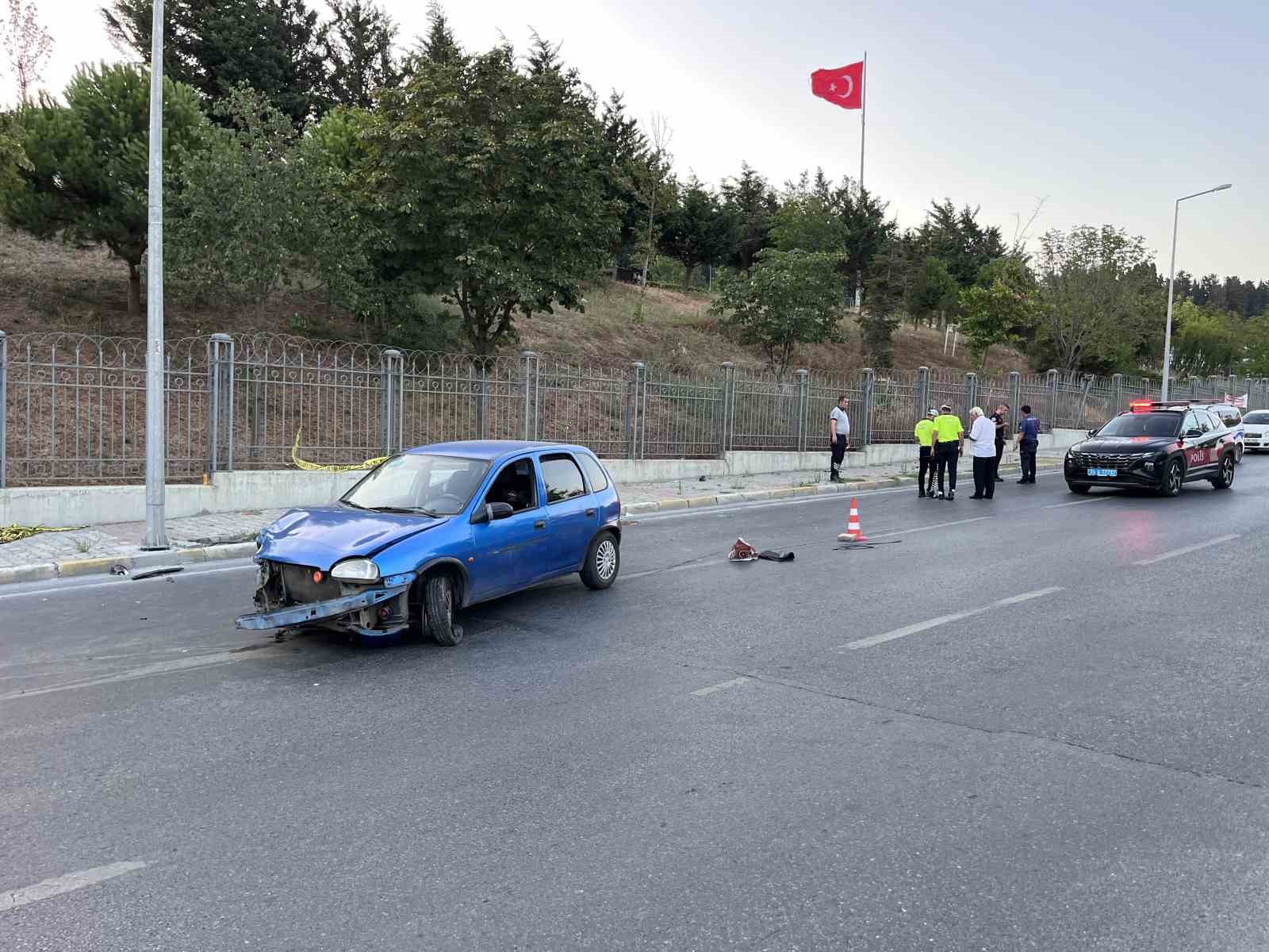 Küçükçekmece’de lastiği patlayan otomobil duvara çarptı: 1 ağır yaralı
