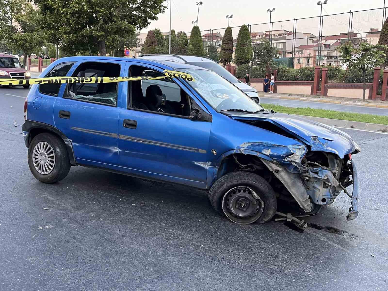 Küçükçekmece’de lastiği patlayan otomobil duvara çarptı: 1 ağır yaralı
