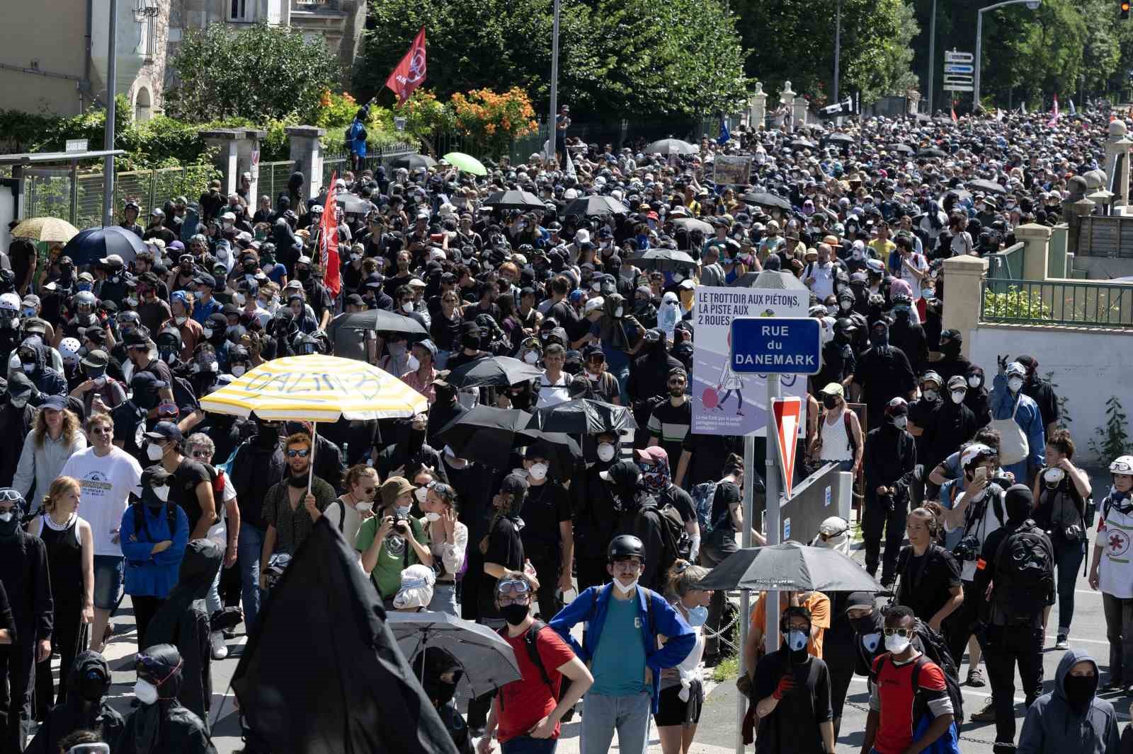 Fransa’da yapay su havzaları protestosuna polis müdahalesi: 6 yaralı, 5 gözaltı
