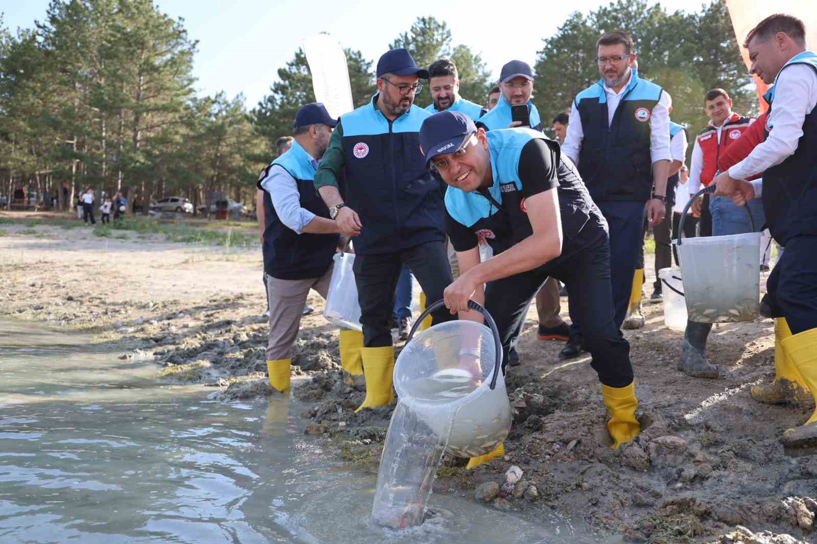 Damsa Barajı’na 350 bin yavru balık bırakıldı
