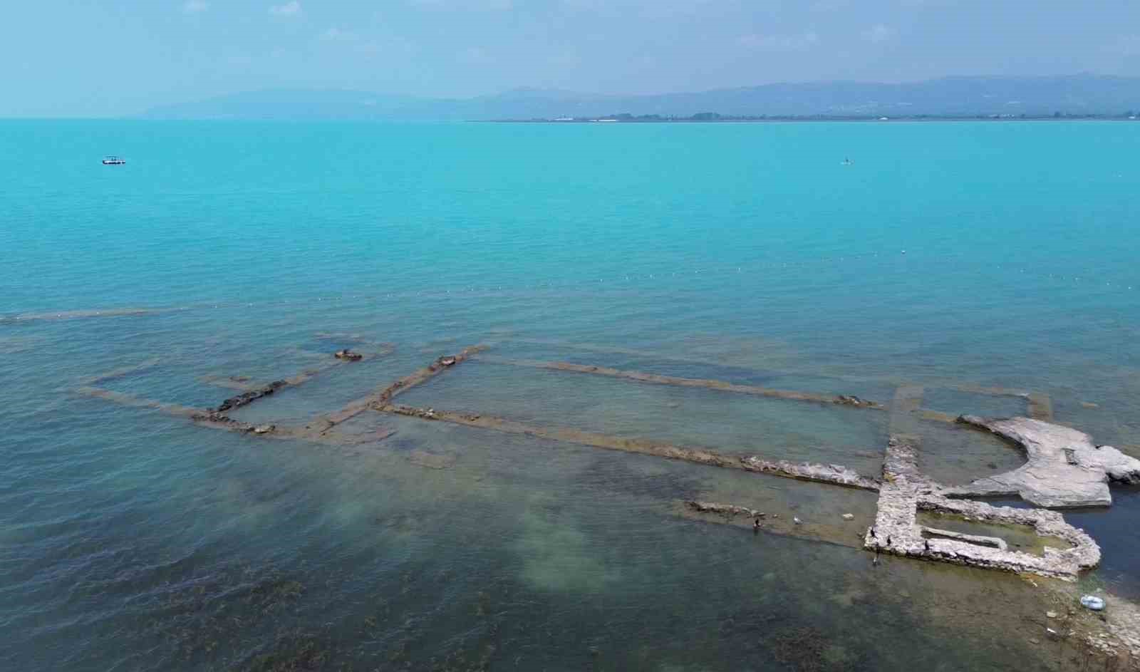 Turkuaza bürünen İznik Gölü mest etti
