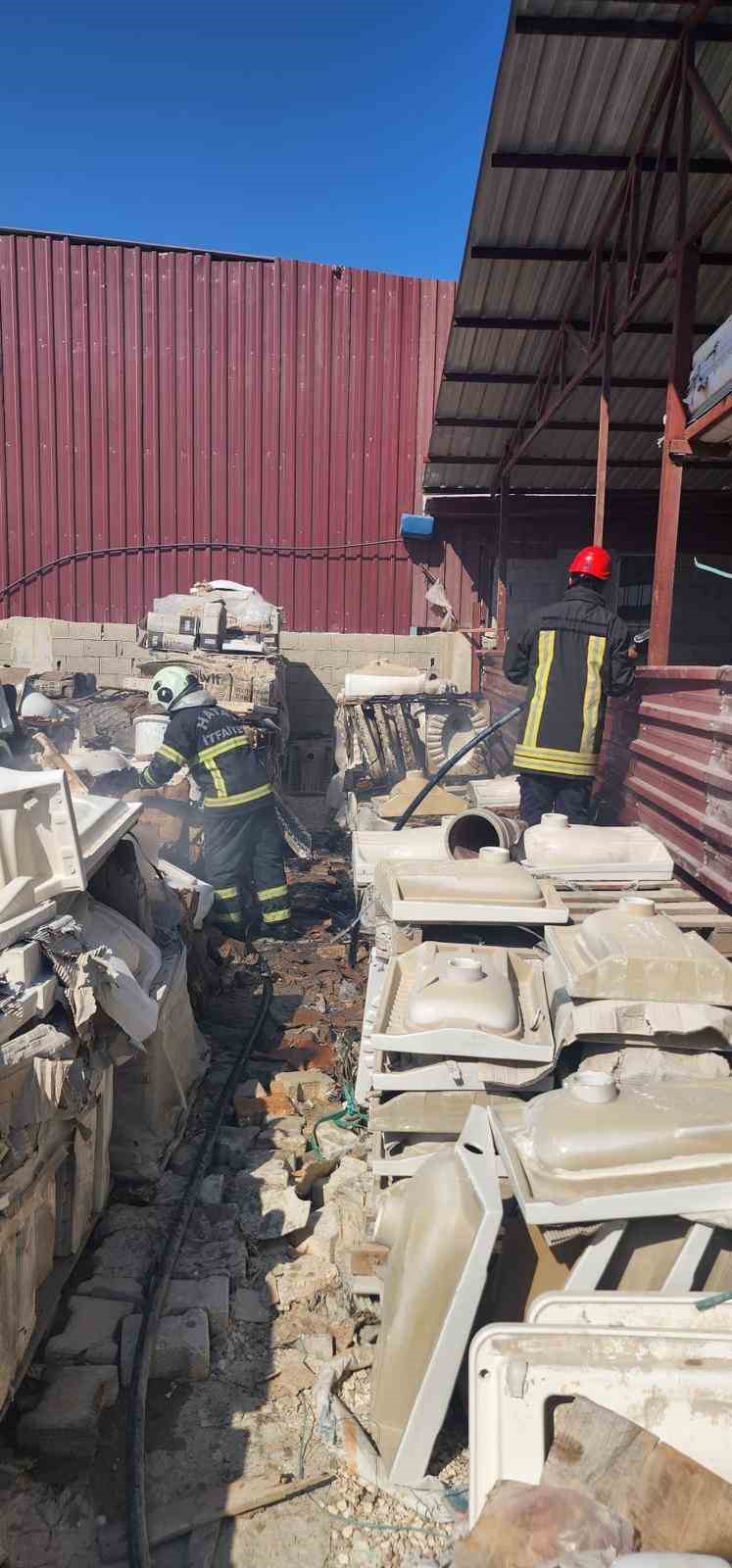 Antakya’da iş yerinde çıkan yangını büyümeden söndürüldü
