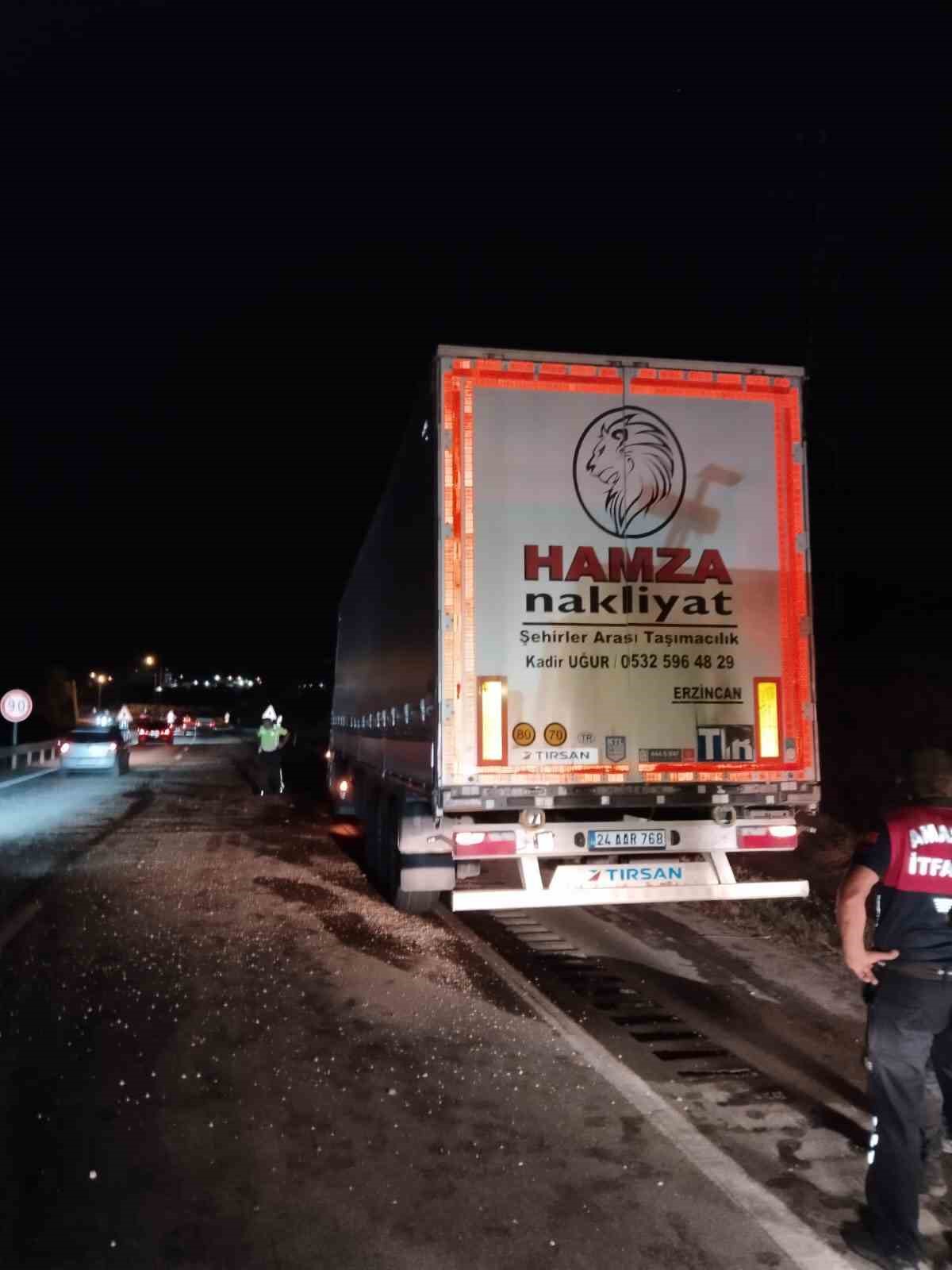 Lastiği patlayan tırın deposu hasar gördü, yola yakıt döküldü
