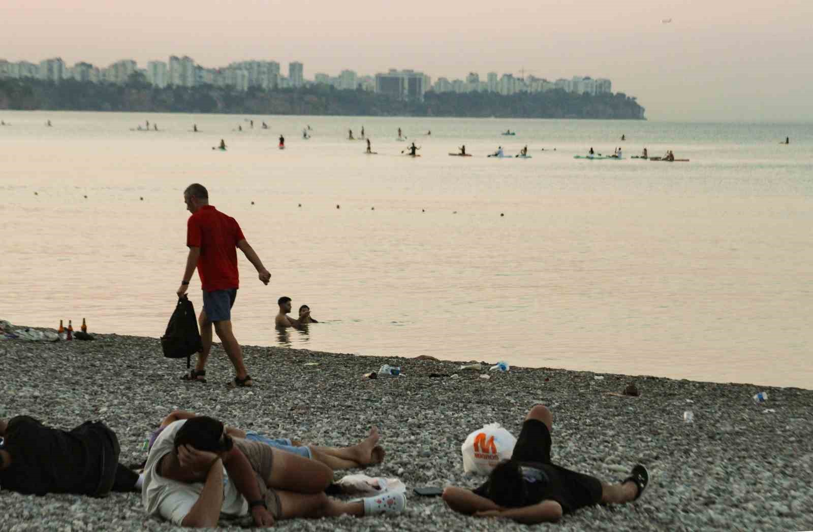 Evde bunalan vatandaşlar Konyaaltı Sahili’nde sabahladı
