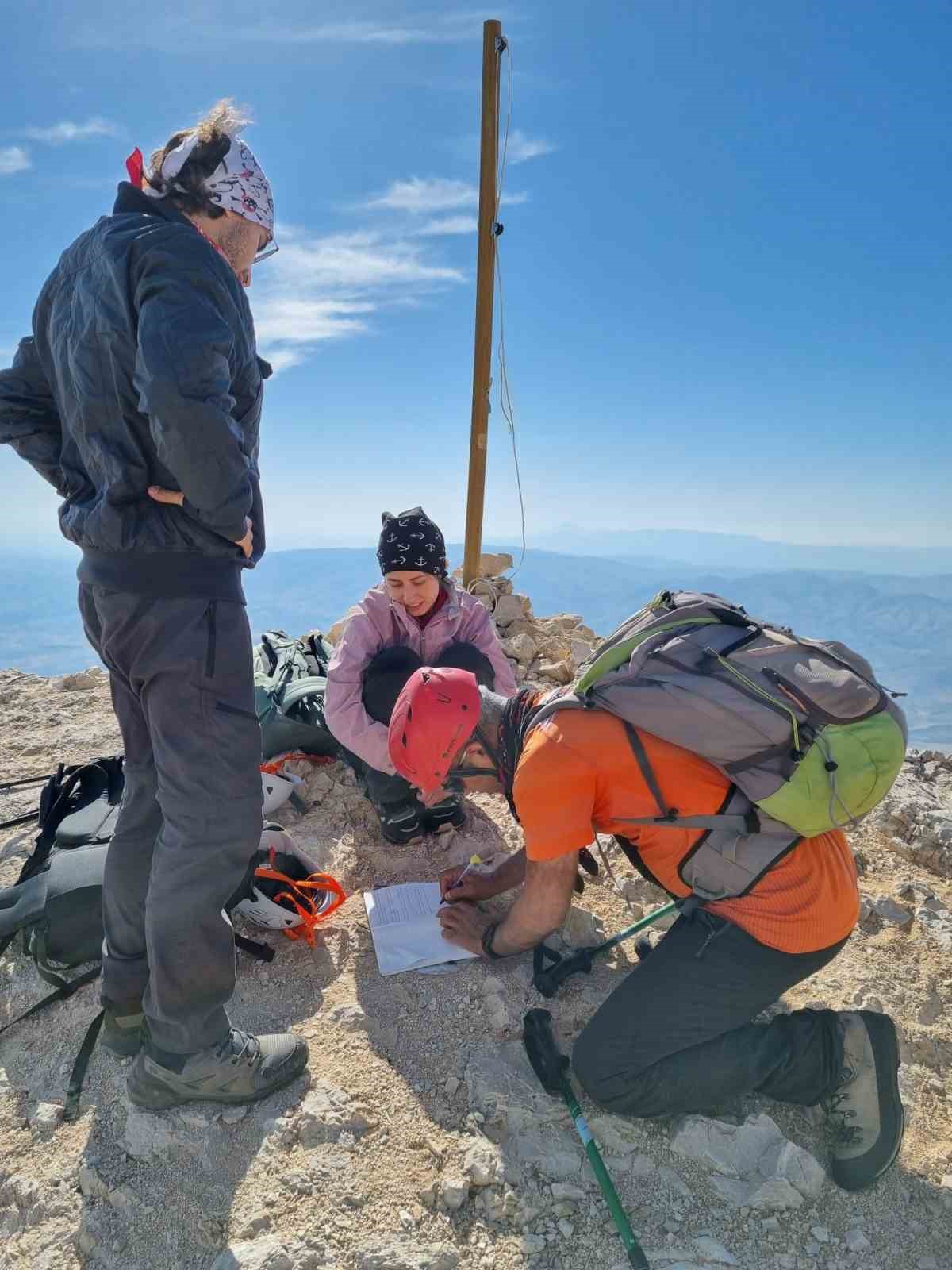 Kırşehir’de dağcılar, 3 bin 560 metrelik Eznevit Zirvesi’ne tırmandı
