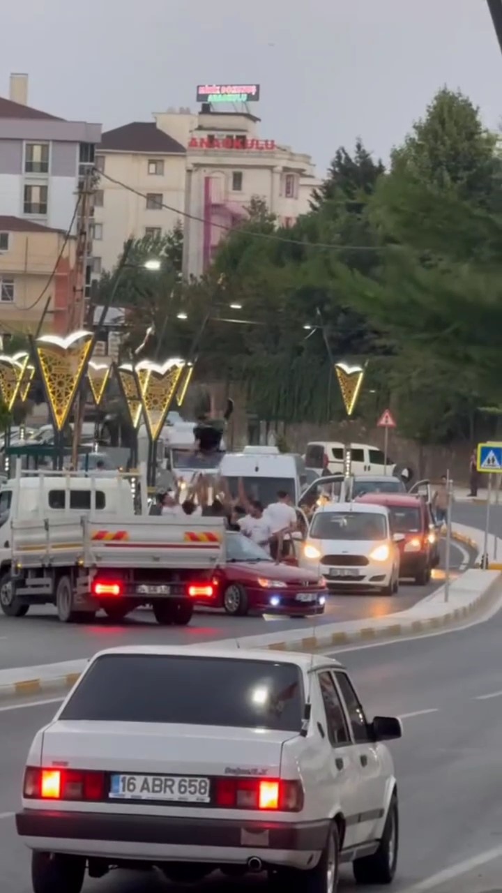 Pendik’te asker eğlencesinde caddeleri trafiğe kapattılar
