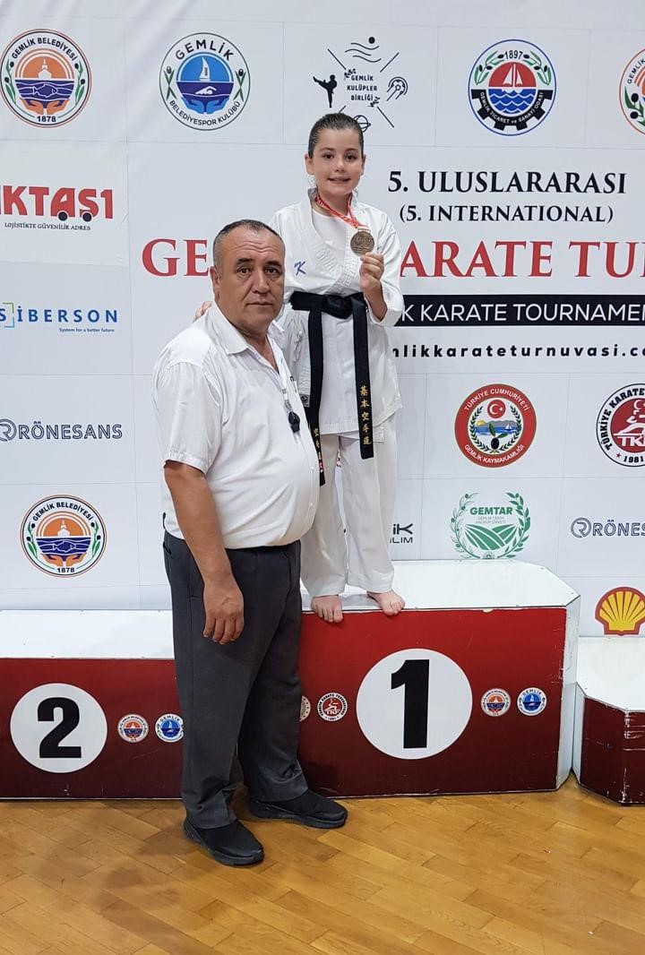 Eskişehirli minik sporcu uluslararası karate turnuvasında birincilik elde etti
