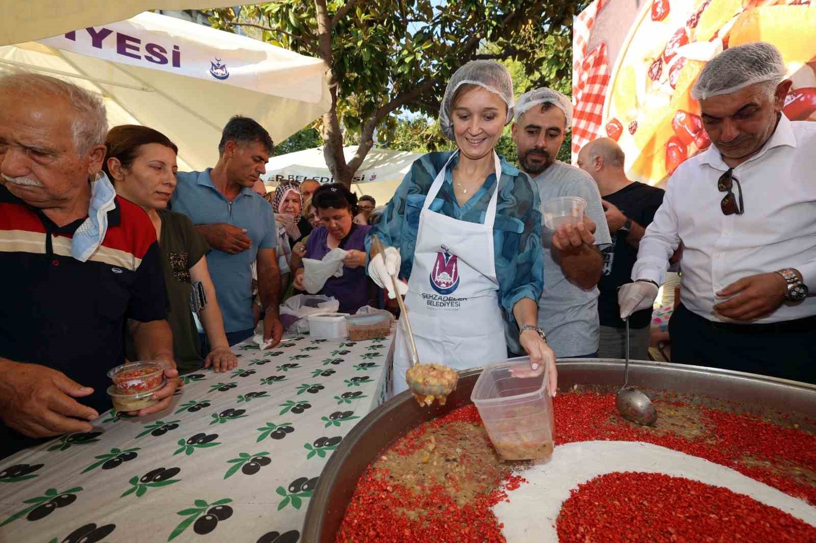 Şehzadeler Belediyesi 2 bin kişiye aşure dağıttı
