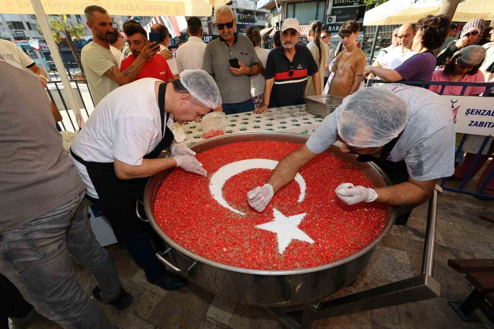 Şehzadeler Belediyesi 2 bin kişiye aşure dağıttı
