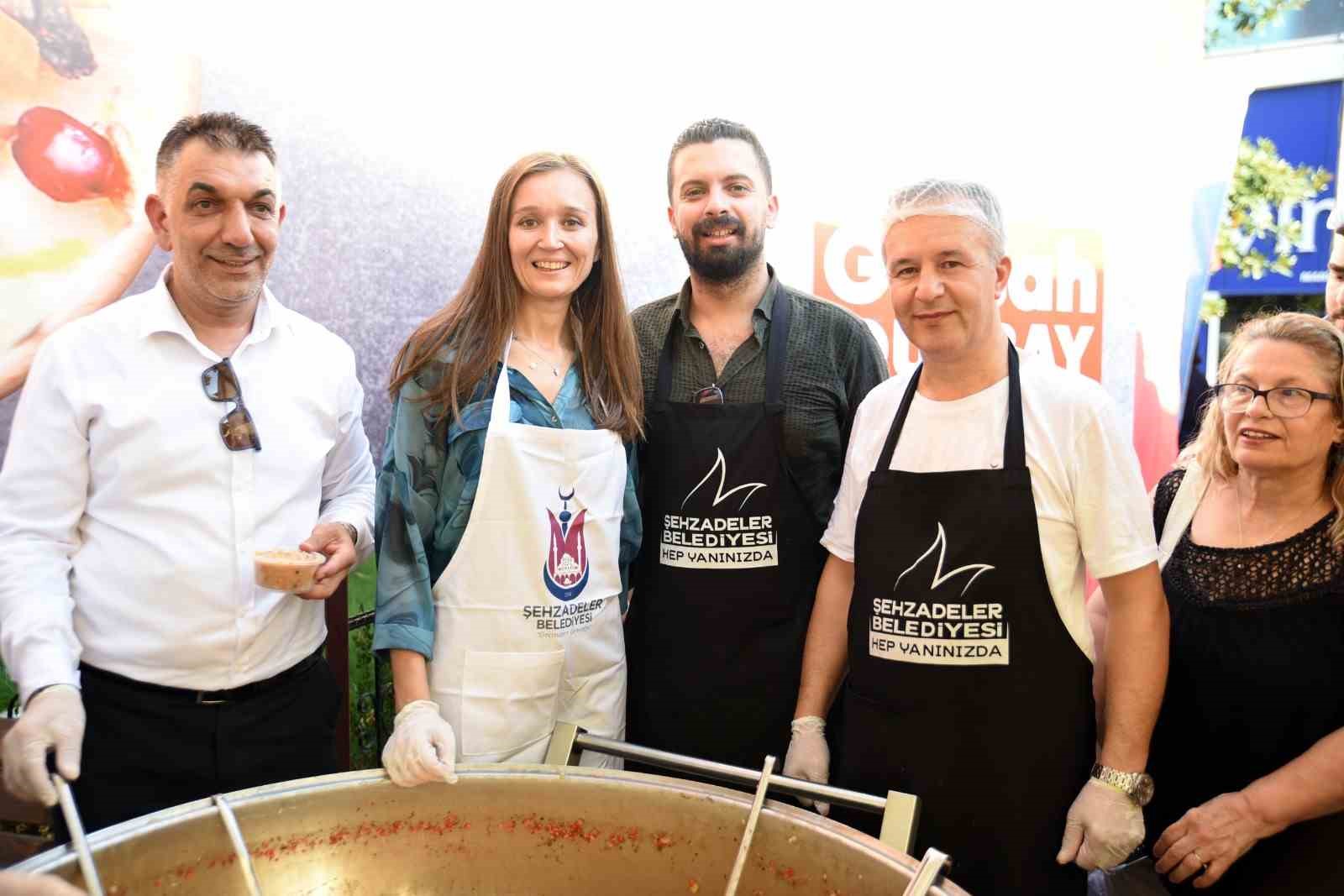 Şehzadeler Belediyesi 2 bin kişiye aşure dağıttı
