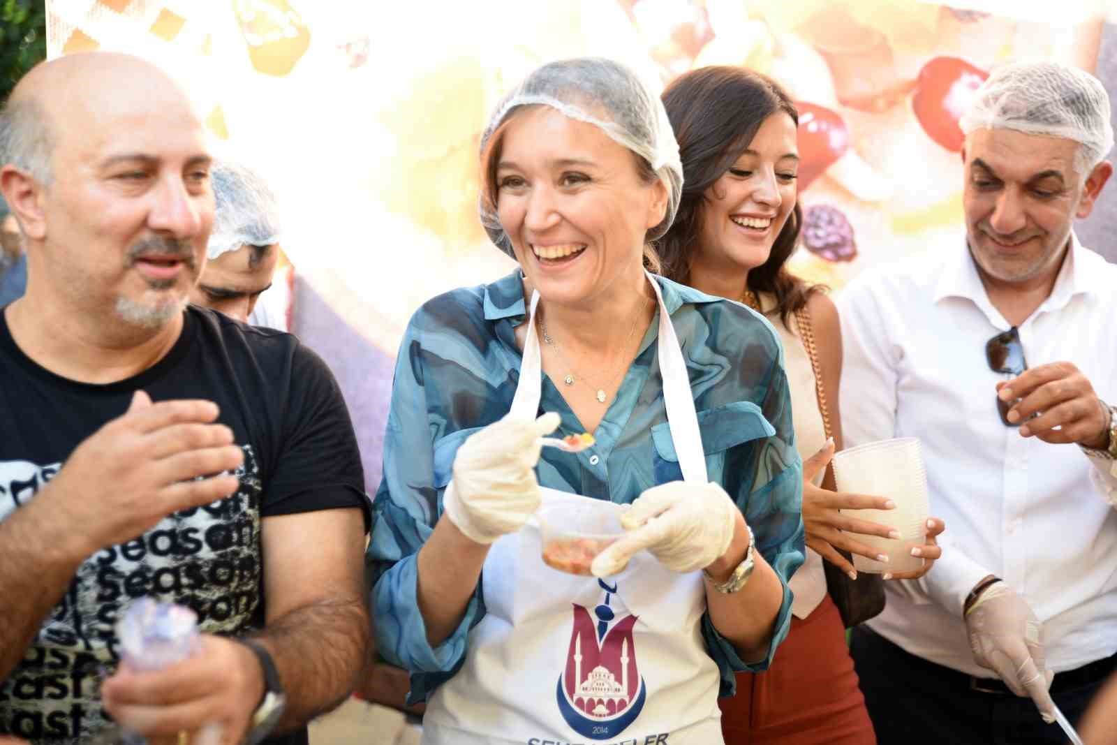 Şehzadeler Belediyesi 2 bin kişiye aşure dağıttı
