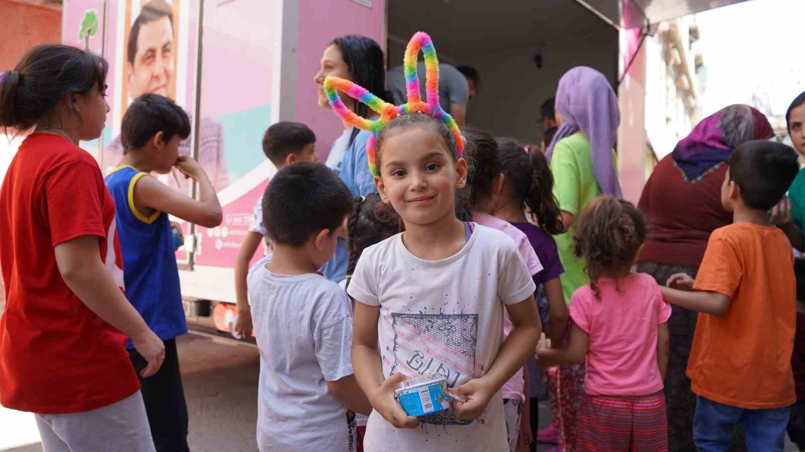 Dondurma karavanı, Çıksorut ve Yeşilova’daki çocuklara mutluluk götürdü
