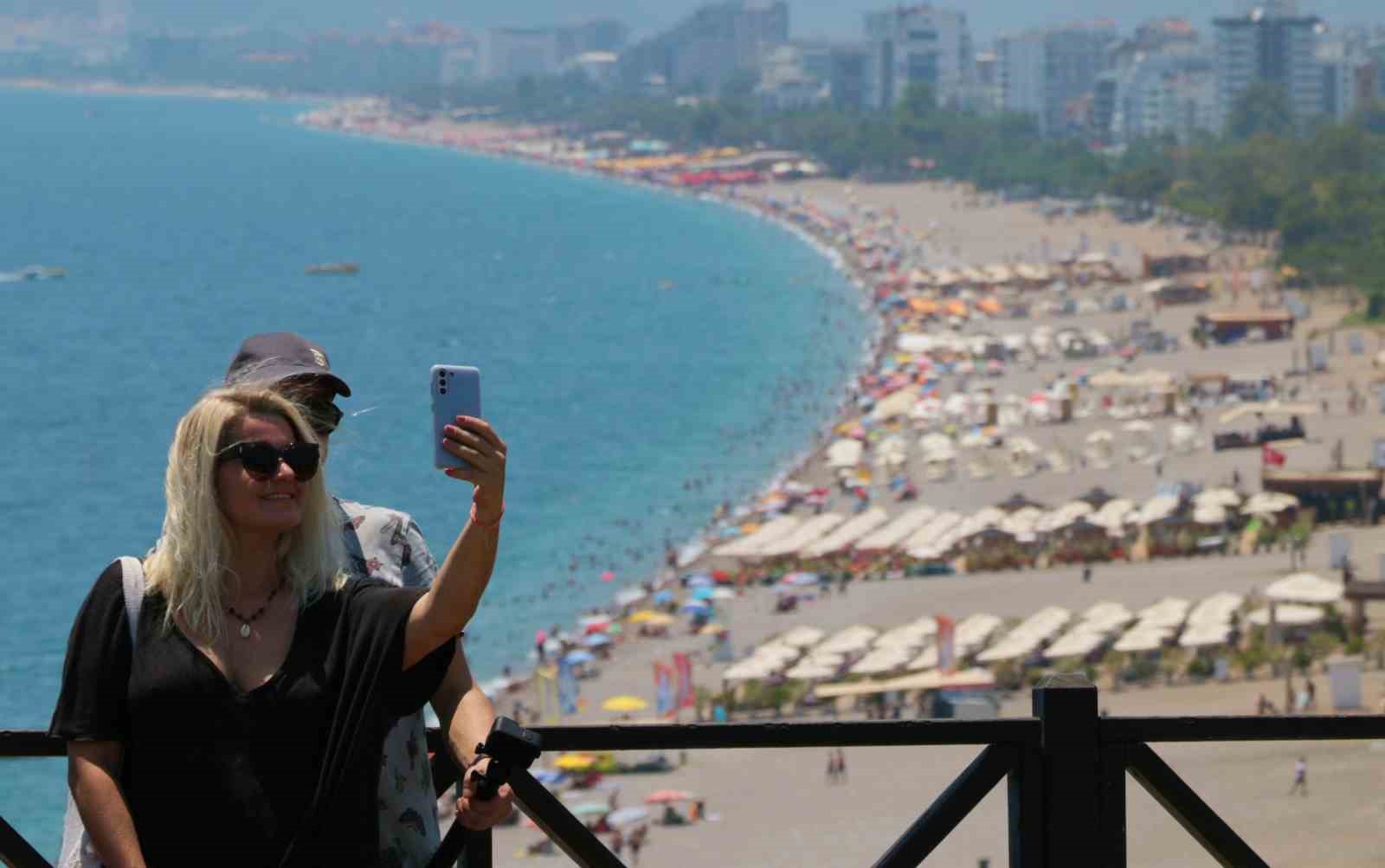 Antalya’da rekor sıcaklık nedeniyle sokaklar boşaldı, sahiller doldu
