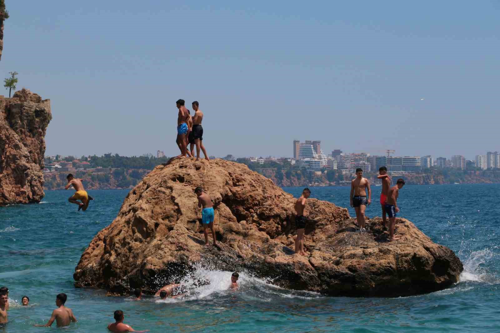 Antalya’da rekor sıcaklık nedeniyle sokaklar boşaldı, sahiller doldu
