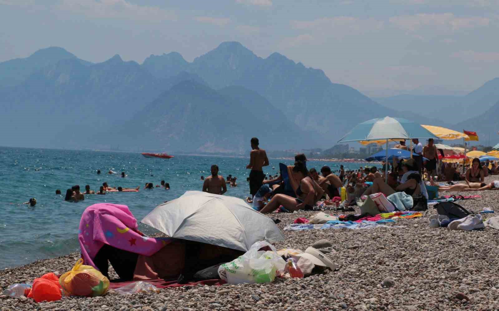 Antalya’da rekor sıcaklık nedeniyle sokaklar boşaldı, sahiller doldu
