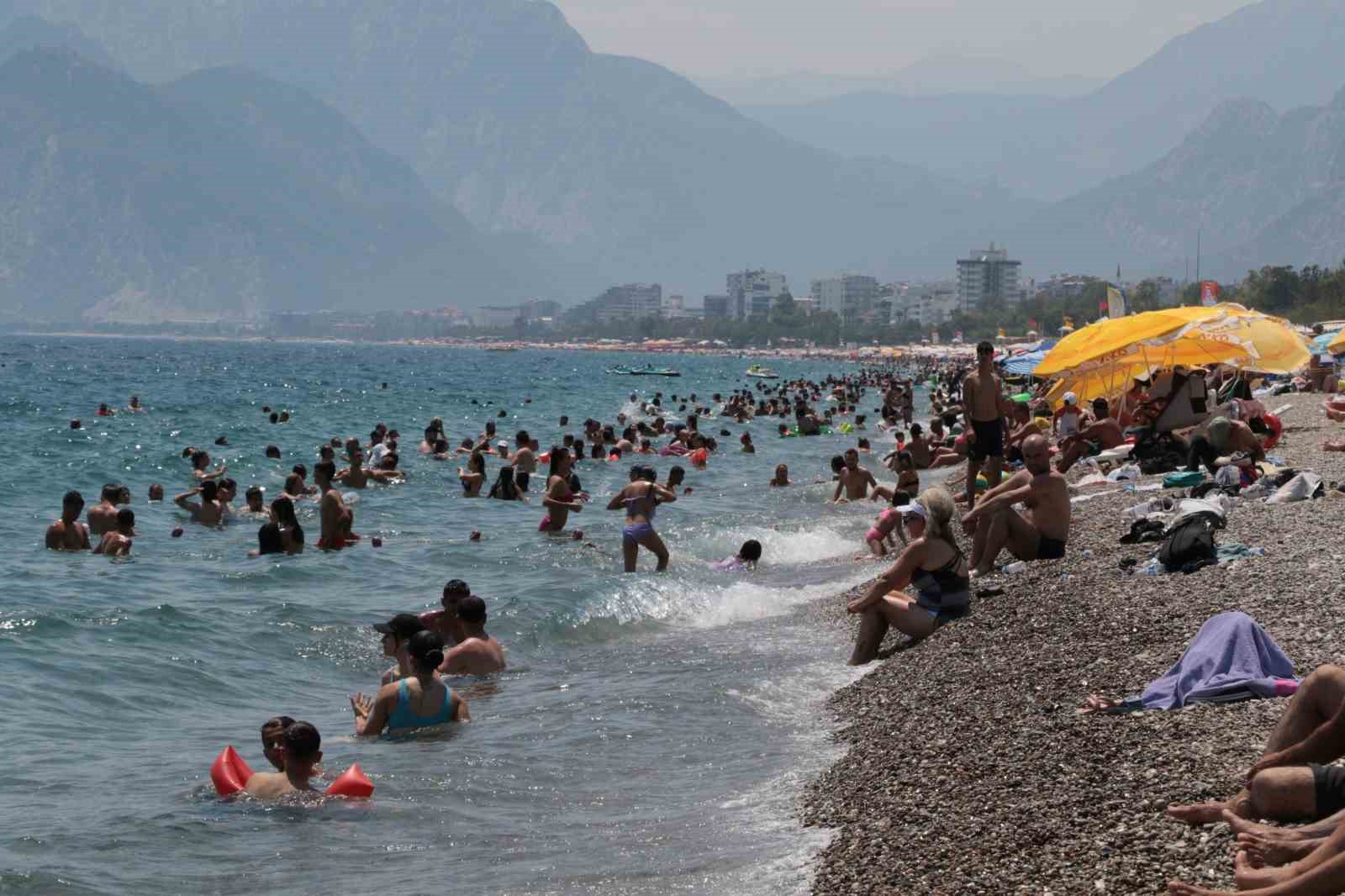 Antalya’da rekor sıcaklık nedeniyle sokaklar boşaldı, sahiller doldu
