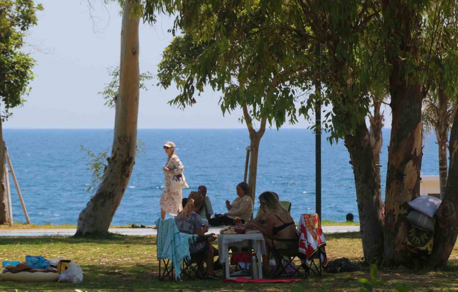 Antalya’da rekor sıcaklık nedeniyle sokaklar boşaldı, sahiller doldu
