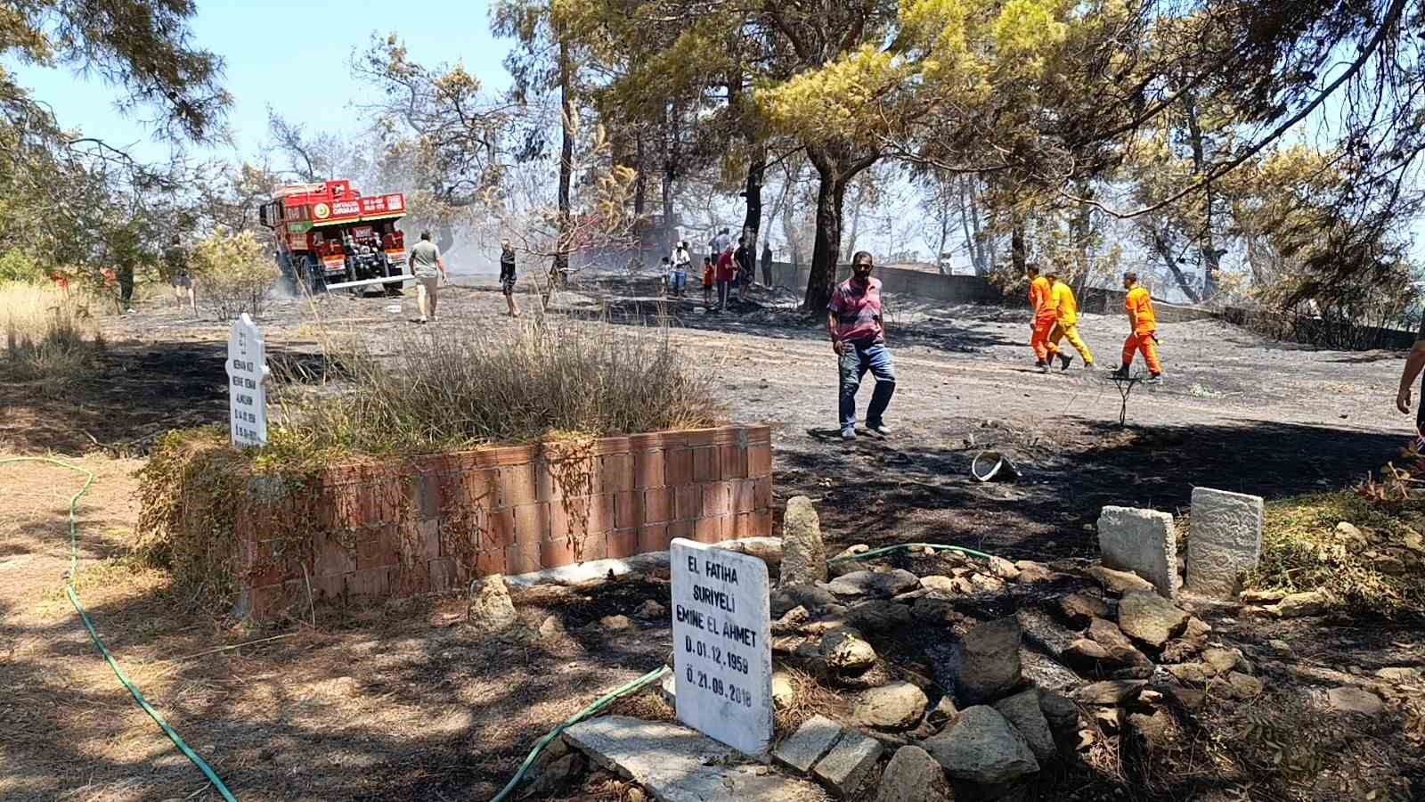 Antalya’da mezarlık yangını ormana sıçradı, mahalleliyi alarma geçirdi
