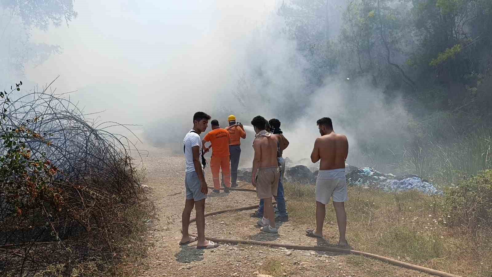 Antalya’da mezarlık yangını ormana sıçradı, mahalleliyi alarma geçirdi
