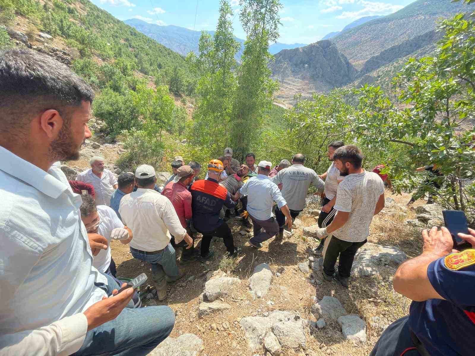 Devrilen kamyonetin altında kalan sürücü yaralandı
