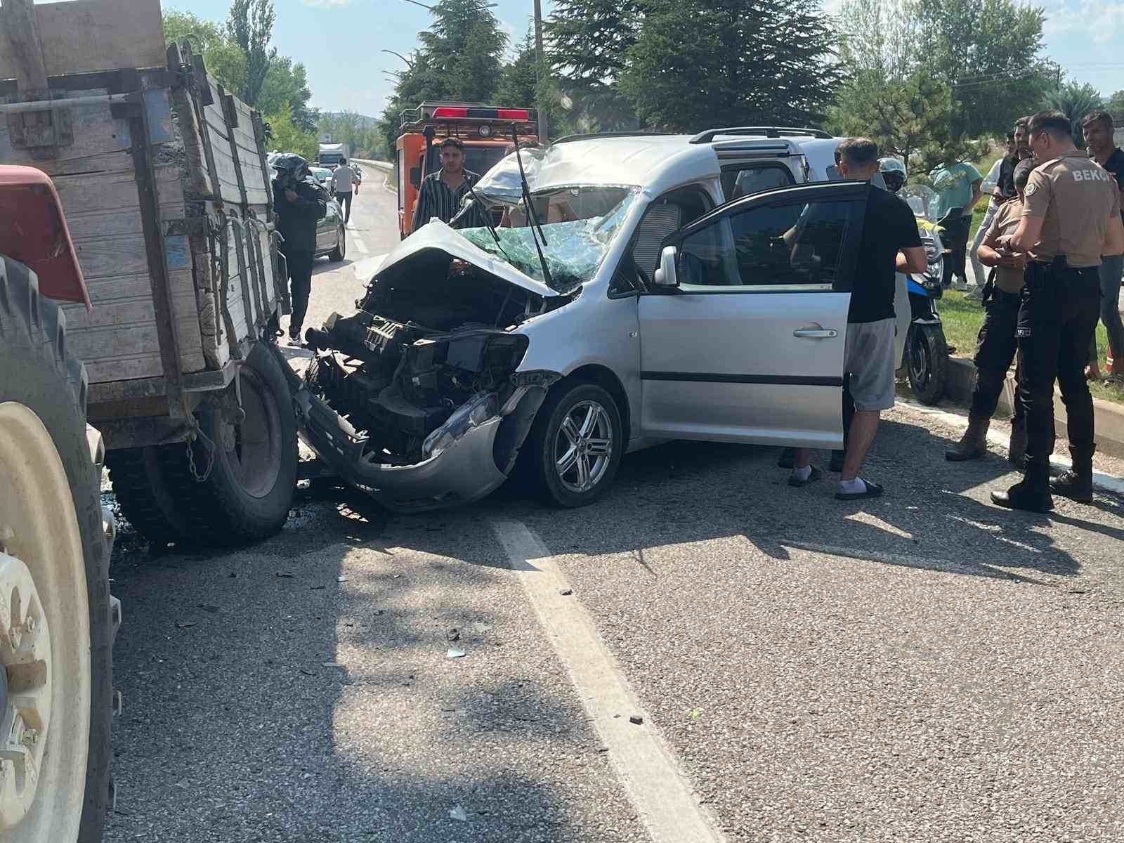 Traktör römorkuna arkadan çarpan araç hurdaya döndü: 5 yaralı
