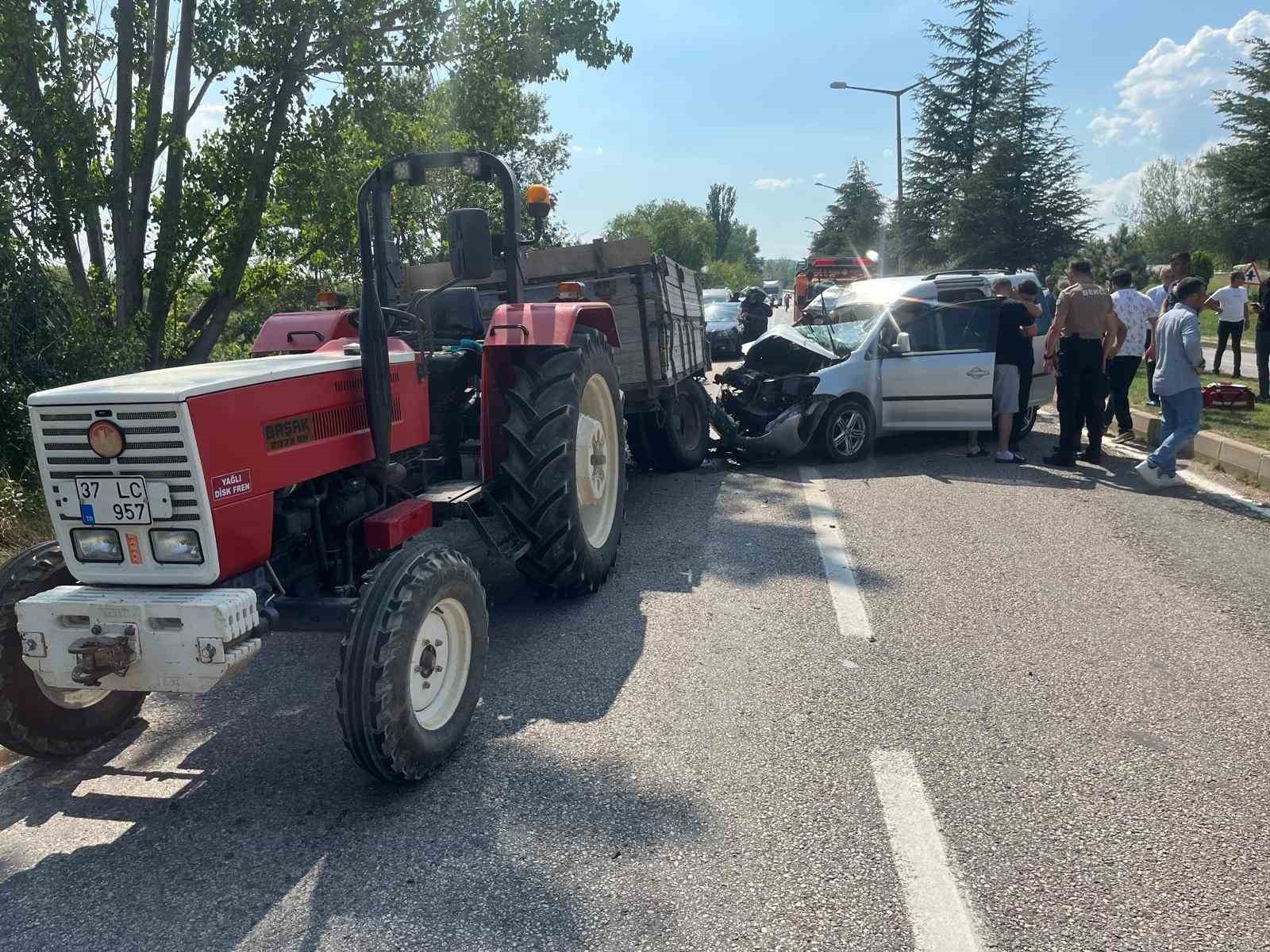 Traktör römorkuna arkadan çarpan araç hurdaya döndü: 5 yaralı
