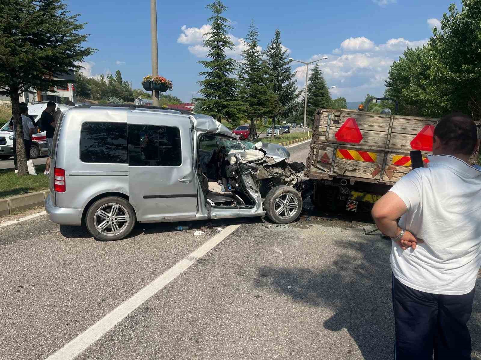 Traktör römorkuna arkadan çarpan araç hurdaya döndü: 5 yaralı
