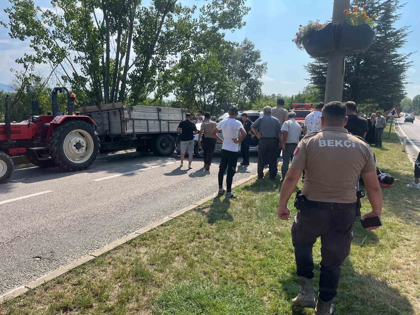 Traktör römorkuna arkadan çarpan araç hurdaya döndü: 5 yaralı
