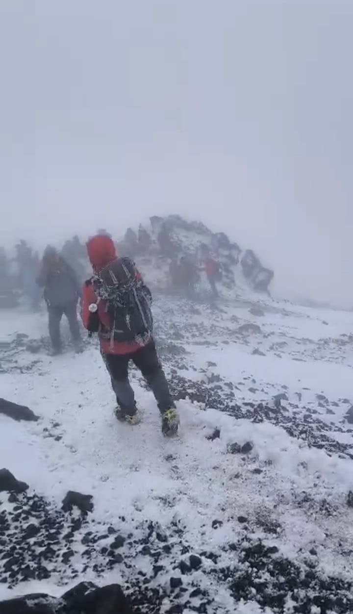 Ağrı Dağı’nda kaybolan 2 dağcıyı arama kurtarma çalışmaları devam ediyor
