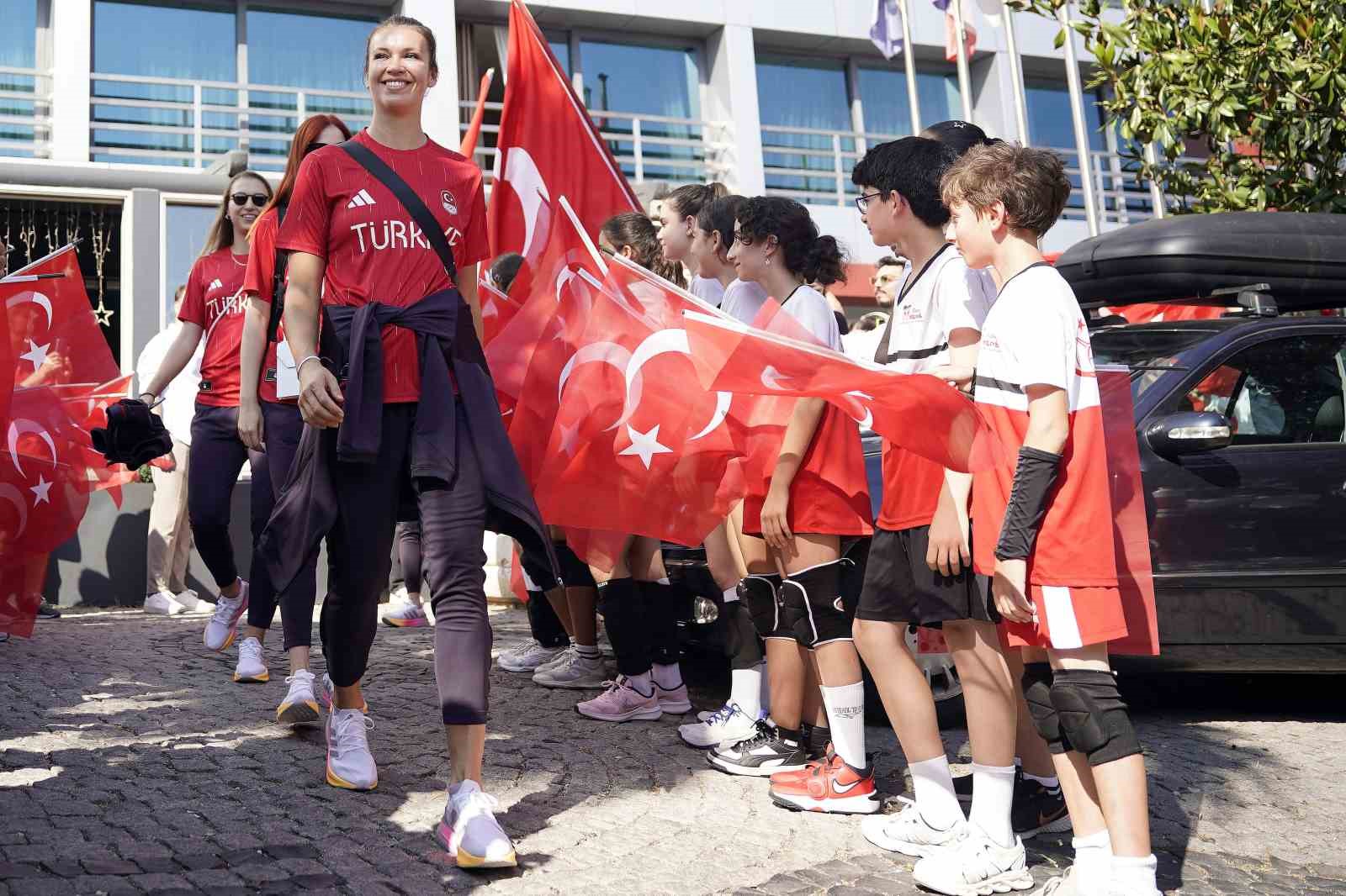 A Milli Kadın Voleybol Takımı’nın Paris yolculuğu başladı
