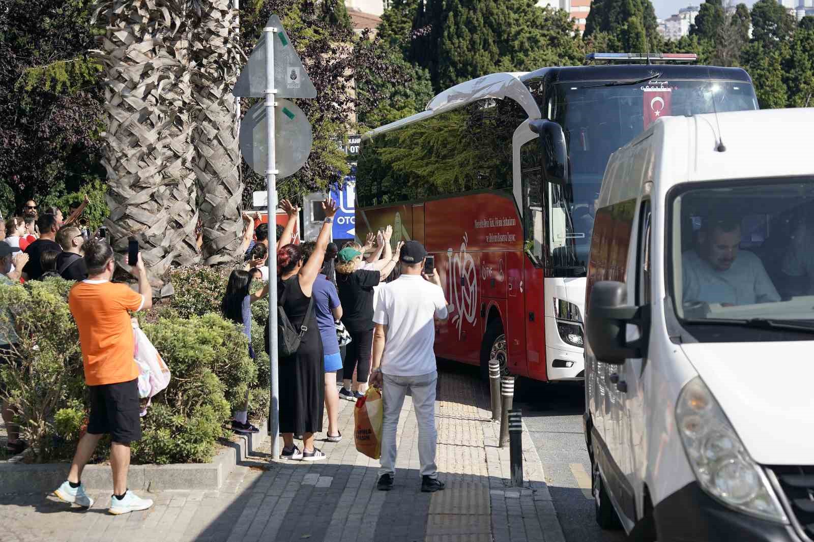 A Milli Kadın Voleybol Takımı’nın Paris yolculuğu başladı
