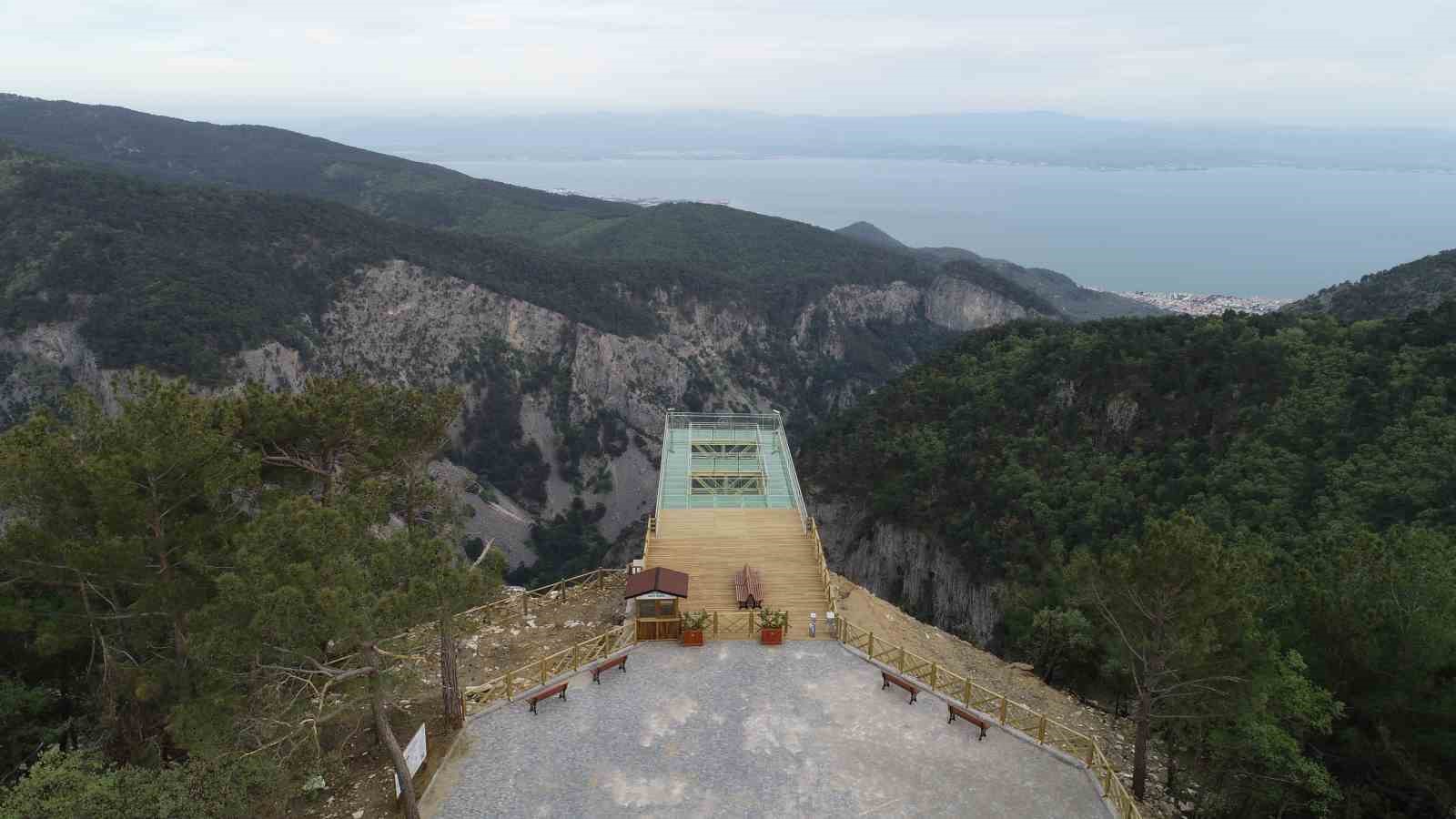 Kazdağları’nda aşırı sıcaklar nedeniyle camı çatlayan Şahinderesi Cam Seyir Terası ziyarete kapatıldı
