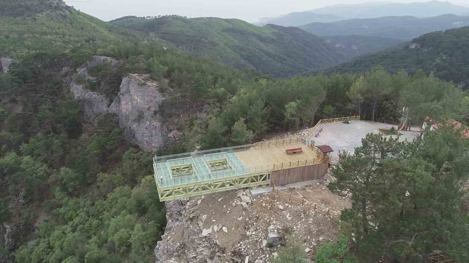 Kazdağları’nda aşırı sıcaklar nedeniyle camı çatlayan Şahinderesi Cam Seyir Terası ziyarete kapatıldı
