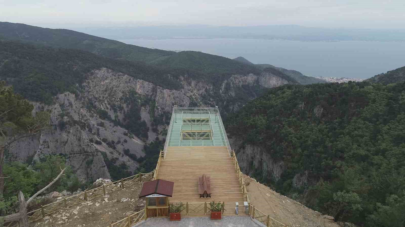 Kazdağları’nda aşırı sıcaklar nedeniyle camı çatlayan Şahinderesi Cam Seyir Terası ziyarete kapatıldı
