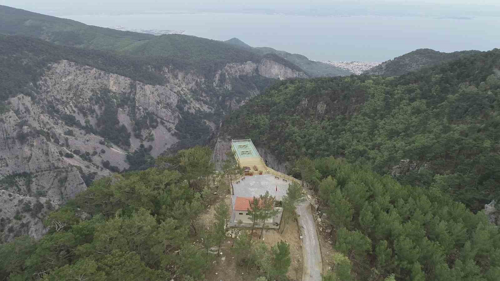 Kazdağları’nda aşırı sıcaklar nedeniyle camı çatlayan Şahinderesi Cam Seyir Terası ziyarete kapatıldı
