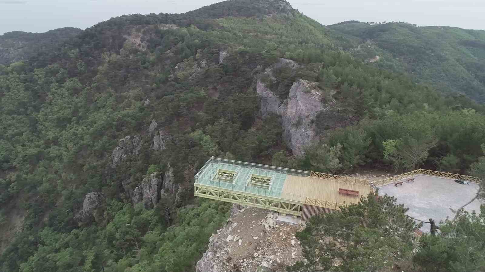 Kazdağları’nda aşırı sıcaklar nedeniyle camı çatlayan Şahinderesi Cam Seyir Terası ziyarete kapatıldı
