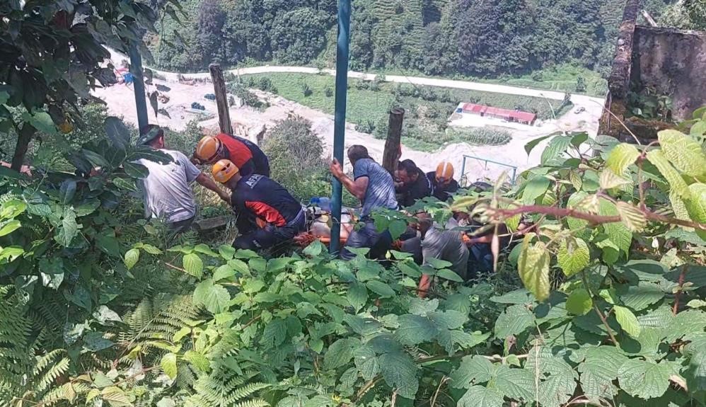 Rize’de çay toplarken elektrik akımına kapılan genç verdiği yaşam savaşını kaybetti
