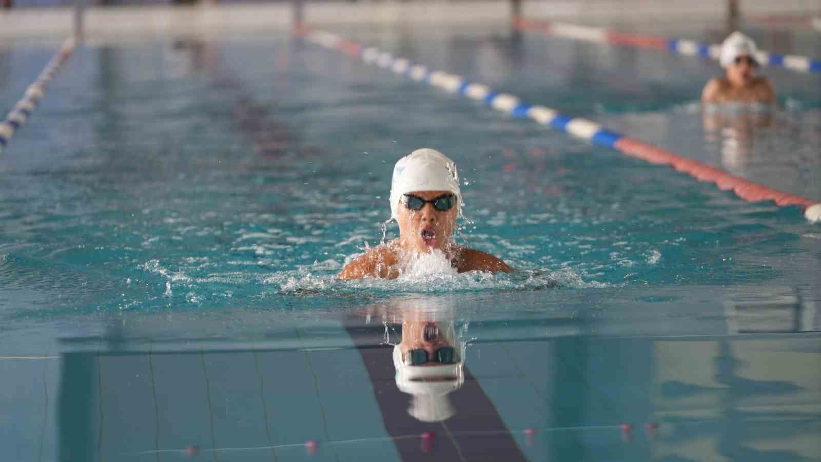 Genç sporcular, şehitler anısına yüzdü
