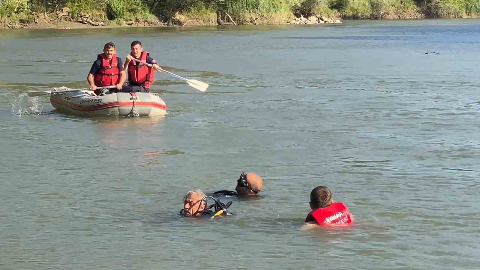 Serinlemek için girdiği ırmakta kayboldu
