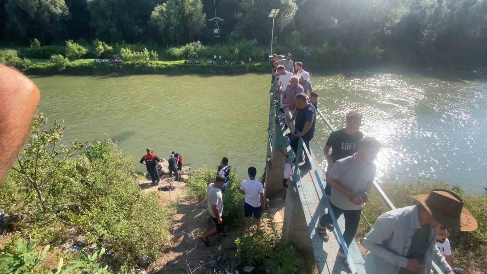 Serinlemek için girdiği ırmakta kayboldu
