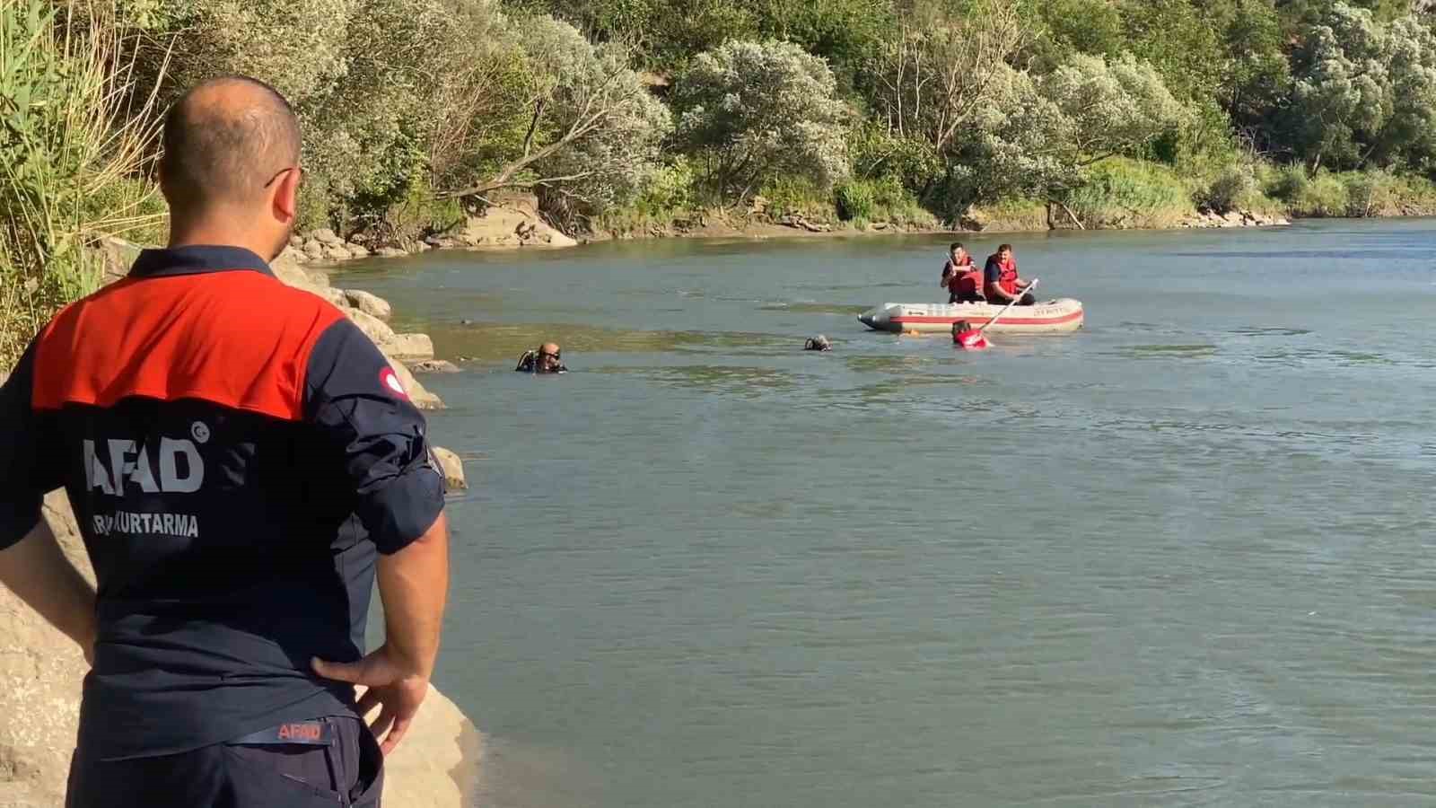 Serinlemek için girdiği ırmakta kayboldu
