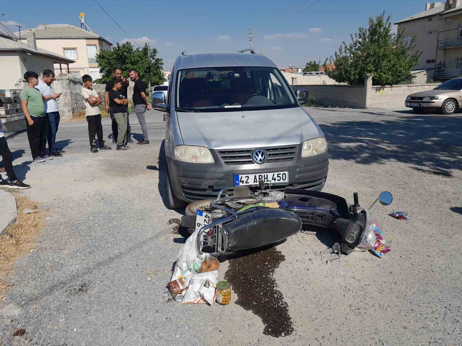 Hafif ticari araç motosikletld çarpıştı: 2 yaralı
