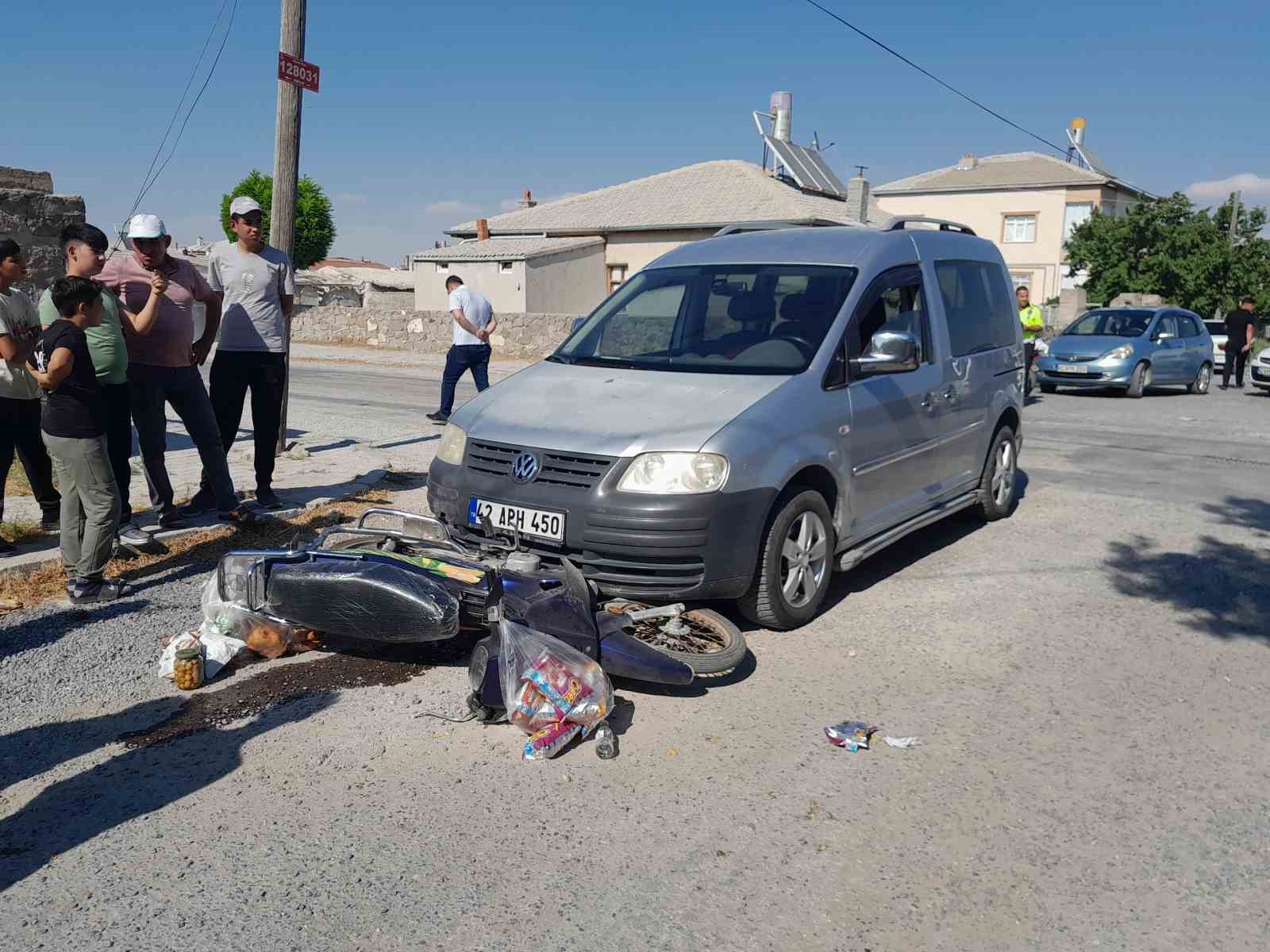 Hafif ticari araç motosikletld çarpıştı: 2 yaralı
