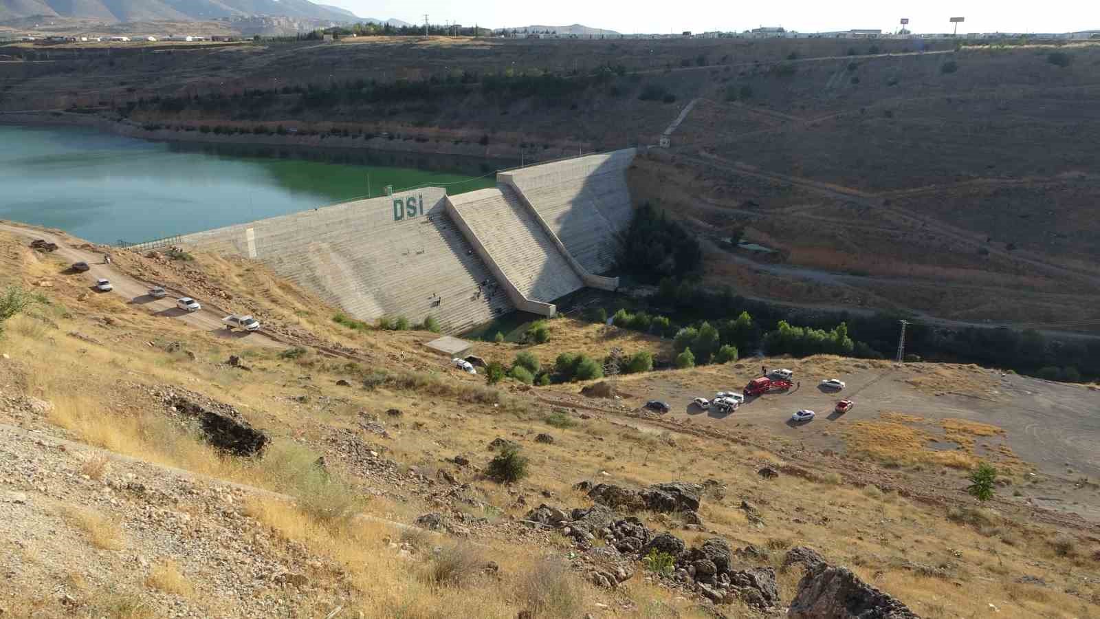 Boğulma tehlikesi geçiren genç hastaneye kaldırıldı
