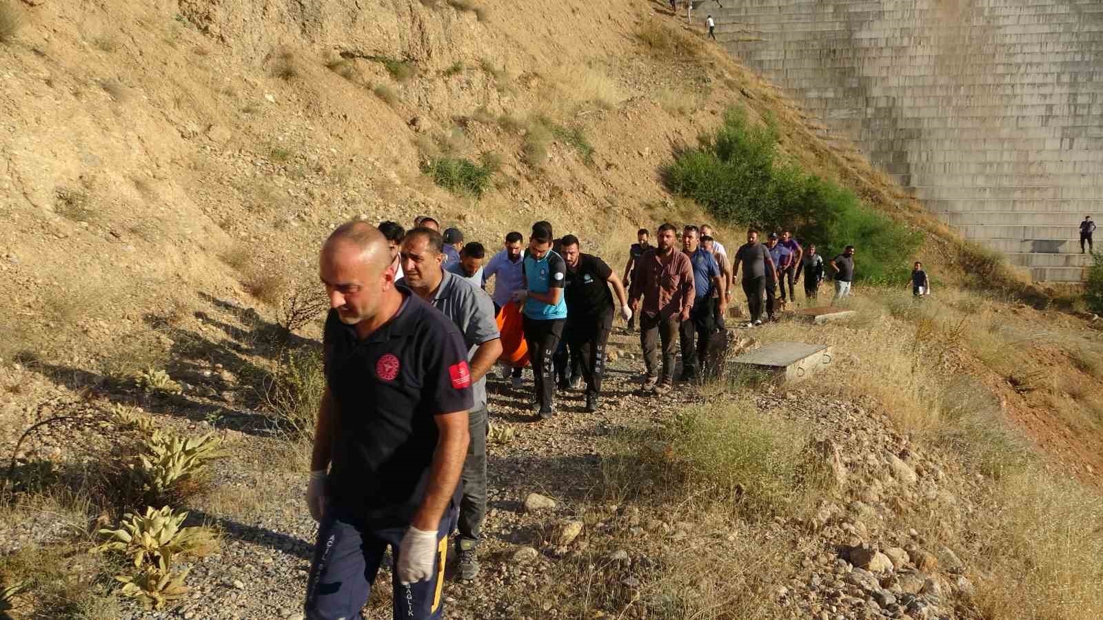 Boğulma tehlikesi geçiren genç hastaneye kaldırıldı
