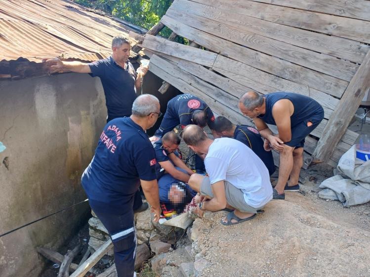 Adana’da çardak direği kırıldı, üzerindekiler aşağı düştü: 4 yaralı
