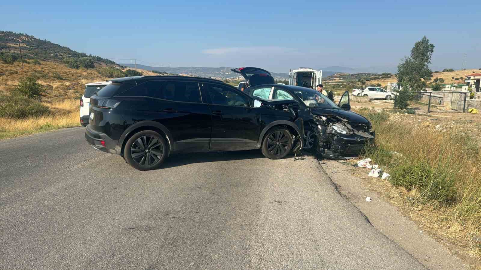 Foça’da iki ayrı trafik kazası: 8 yaralı
