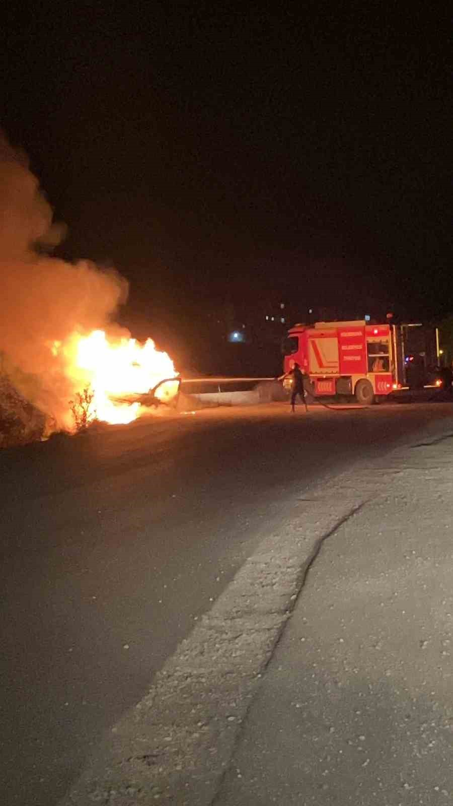 Yüksekova’da ticari araç alev alev yandı
