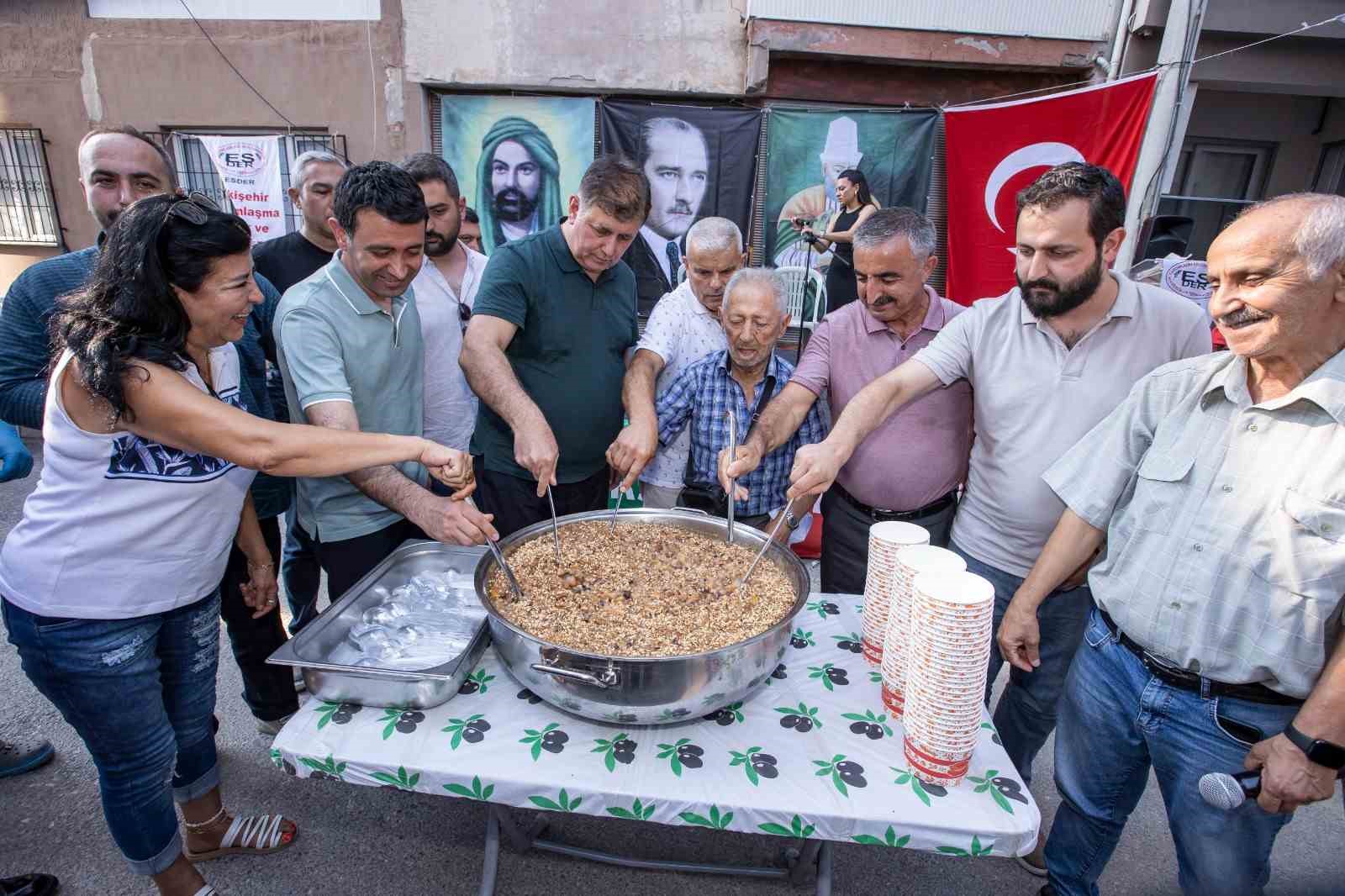 Başkan Tugay, Örnekköy’de aşure dağıttı
